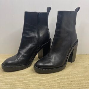 KENDALL+KYLIE Black leather ankle boot, 4" heel, chain welt.  Size 6.5.